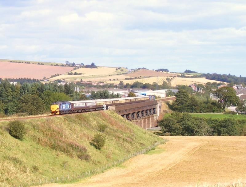37423: 37423 heads south solo with 1Z44 Aberdeen - Aberdeen via Perth at Fetteresso Viaduct Photo of 37423