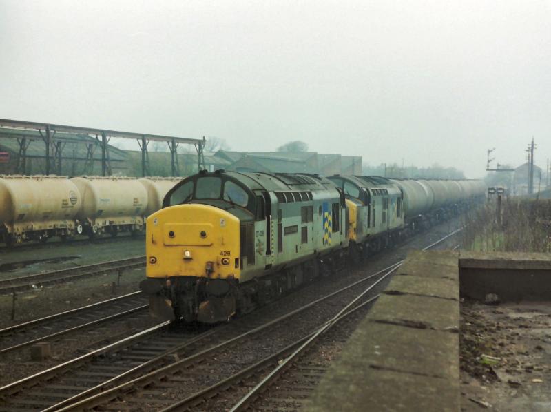 Photo of 37428 & 100 pass Larbert with the Diverted Bishopbriggs tankers