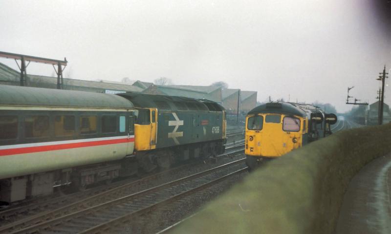 Photo of 47636 heads North from Larbert with the Down Clansman as a 26 waits to leave the Up sidings