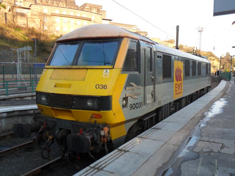 Photo of 90036 in Edinburgh Waverley