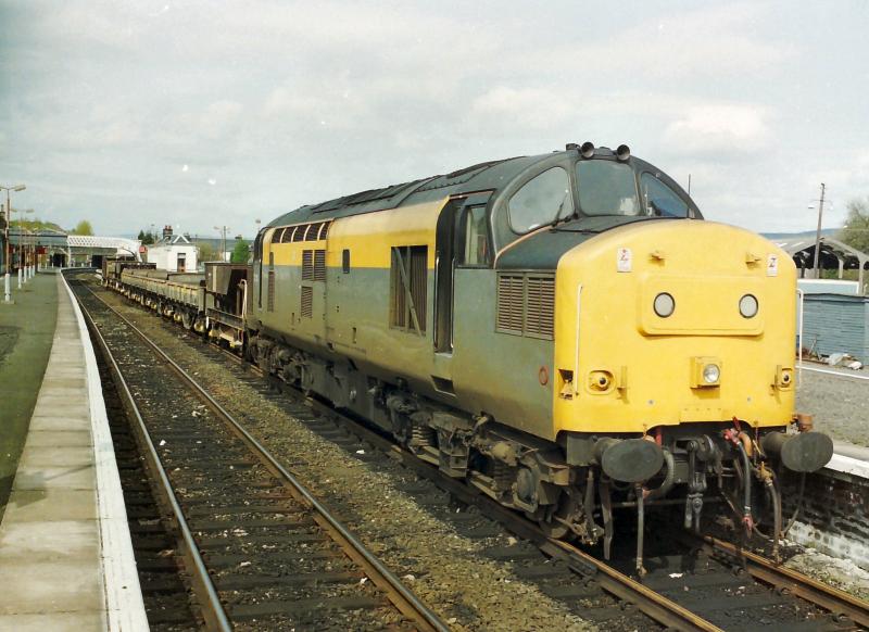 Photo of 37153 waits it's path at Stirling with the return Perth ballast for Cadder.