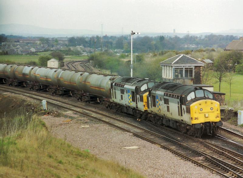 Photo of 37184 & 080 with the Bishopbriggs at Carmuirs West