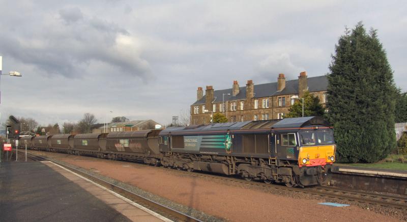 Photo of 66413 passes Larbert with 4C07.