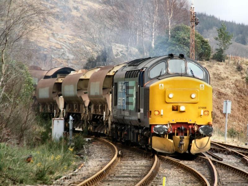 Photo of 37688 struggles up the bank with the 3 remaining Autoballasters.