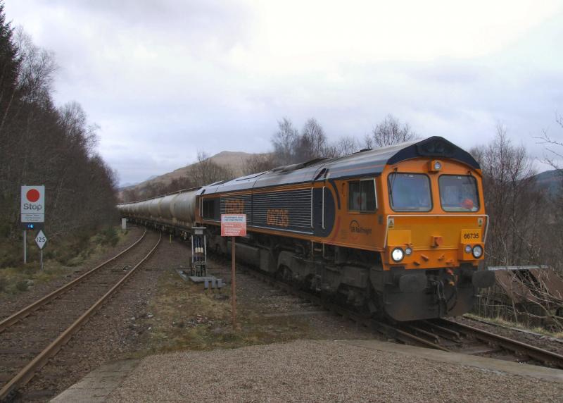 Photo of 66735 arrives at Tyndrum Upper with 6S45 for Fort William.