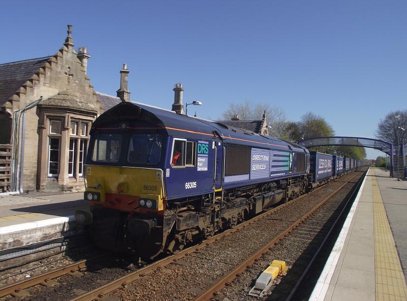 Photo of 66 305 at Nairn - 01st May 2012