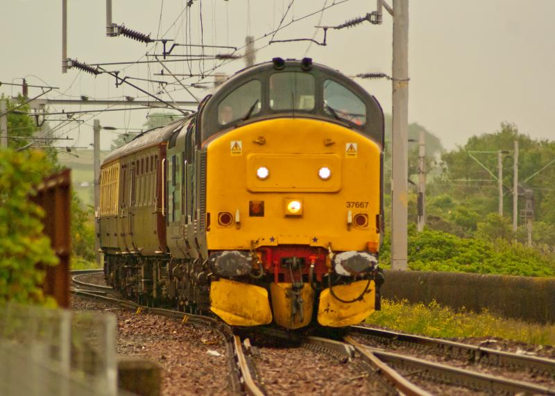 Photo of 37667 entering Craigendoran Loop