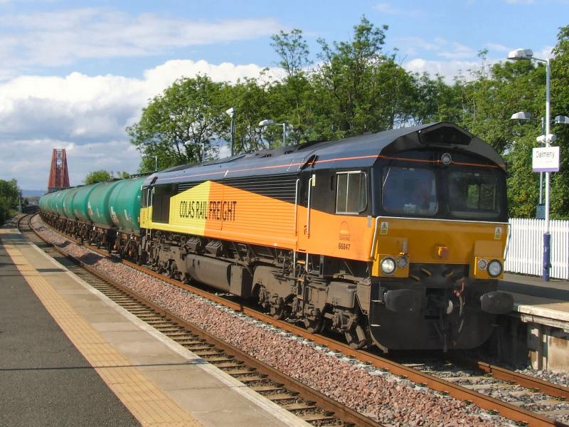 Photo of 66847 with 6Z83 for Grangemouth passes Dalmeny.