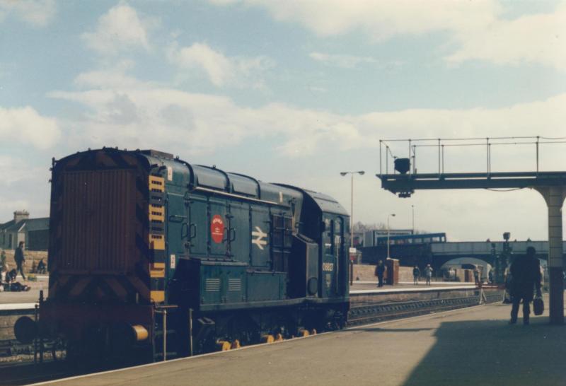 Photo of 08827 at Perth Station