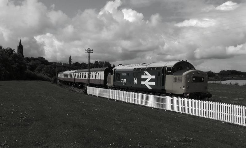 Photo of 37175 approaching Bo'ness in 1980's