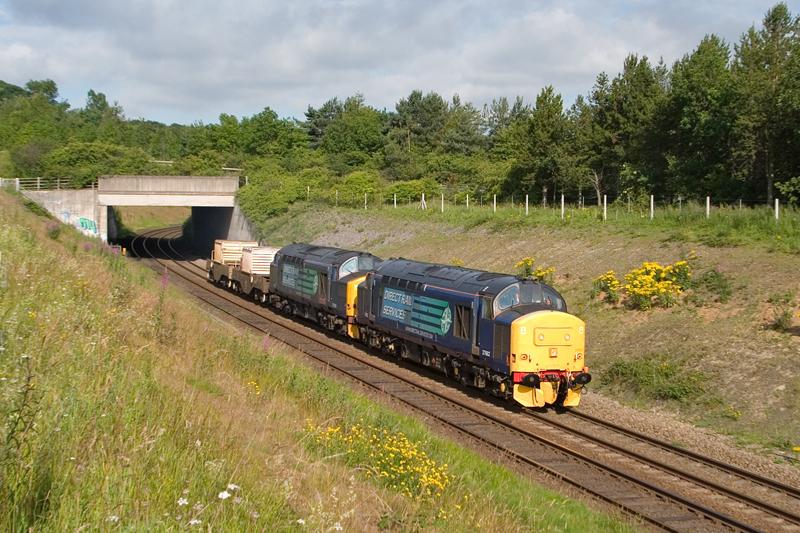 Photo of 37682 + 37229 6E44 Broomhaugh