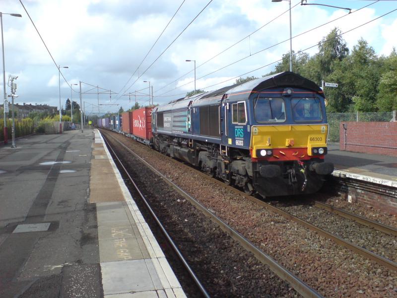 Photo of 66303 heads south at Coatbridge Central