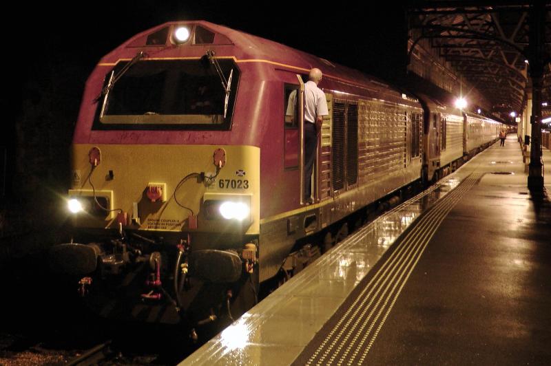 Photo of 67023 67021 1M16 Load 14 Sleeper at Perth