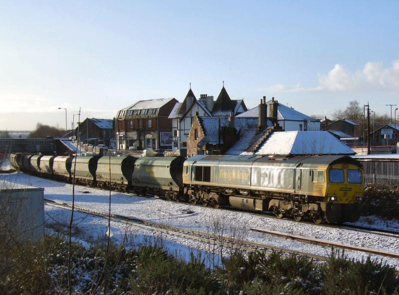 Photo of 66597 with 6G05 and the froth hoppers passes Larbert.