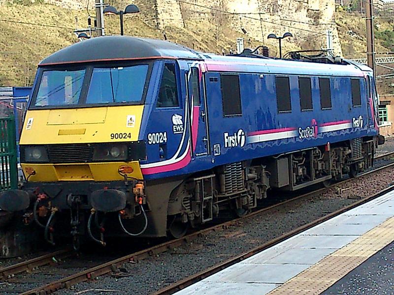 Photo of 90024 at Edinburgh Waverley