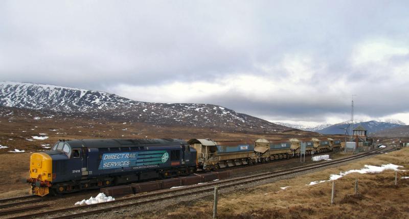 Photo of 37419 departs Corrour with 6K61 for Mossend.