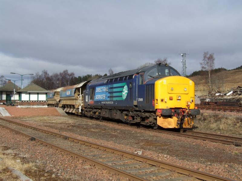 Photo of 37419 sits in the sun at Bridge of Orchy.