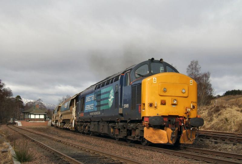 Photo of 37419 departs Bridge of Orchy with 6K61 for Mossend.