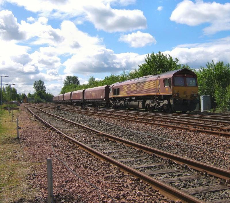 Photo of 66063 on 6G06 passes Stirling Middle Engineers Sidings