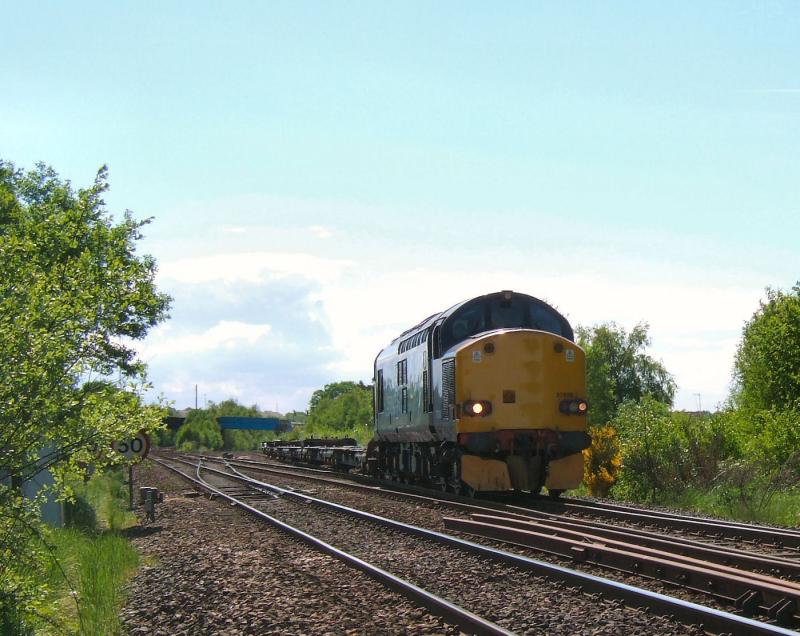 Photo of 37606 passes Greenhill Lower with 4N68 for Grangemouth.