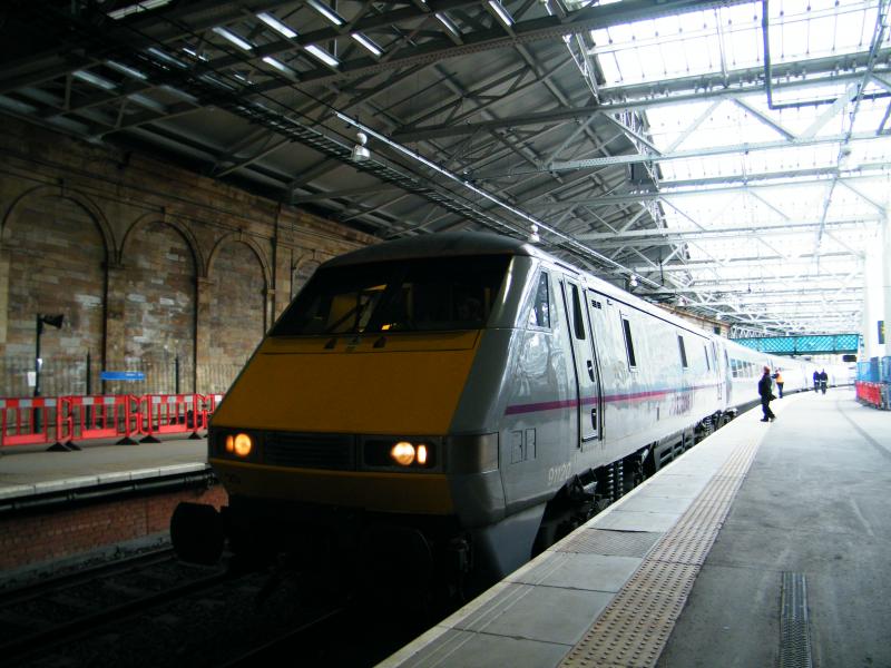 Photo of Class 91 at Edinburgh Waverley