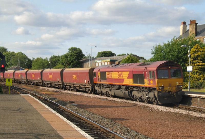 Photo of 66158 passes Larbert with 4J09 for Hunterston.