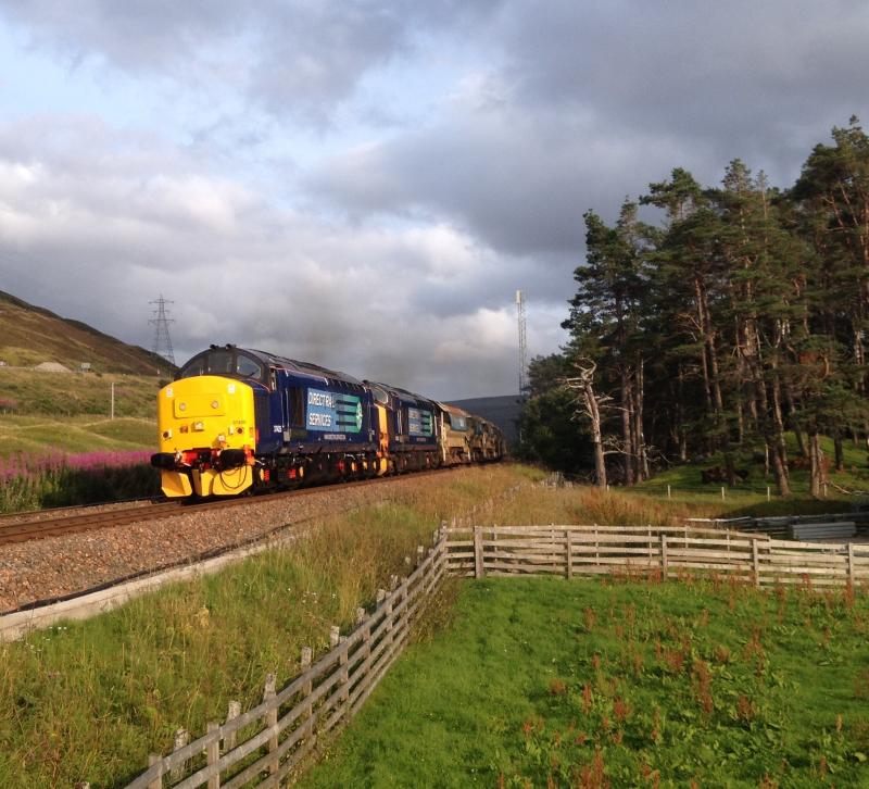 Photo of 37425 37423 6Z50 Climbs Northwards