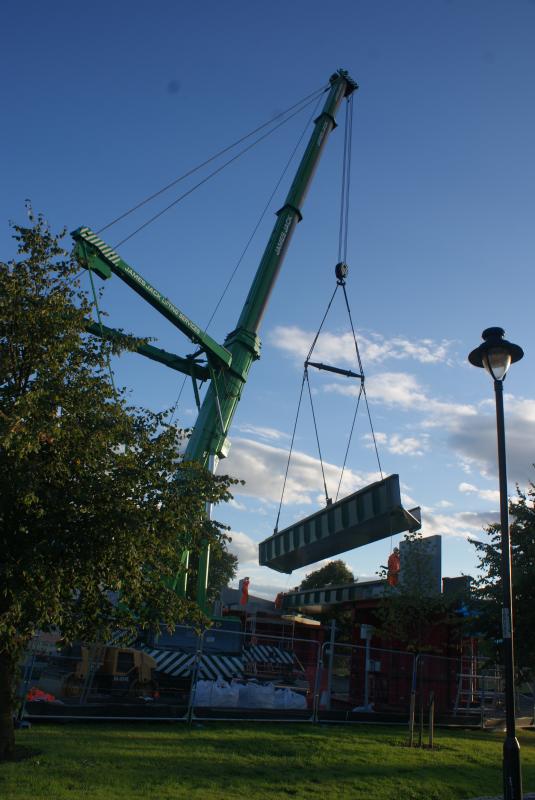 Photo of Causewayhead Road southbound deck moving into position