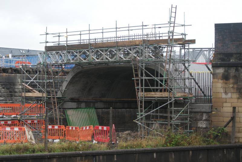 Photo of Edge protection in place at Shore Road Span 5