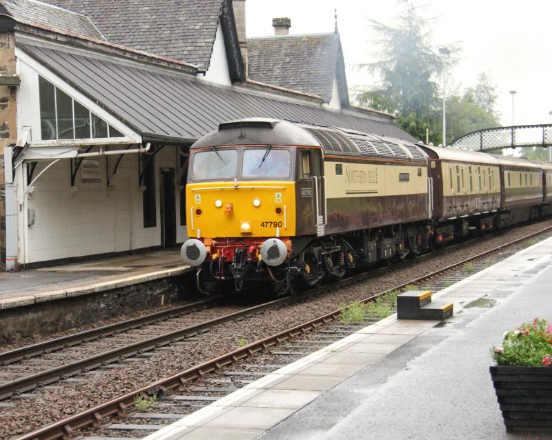 Photo of 1Z20 - KGX - INV - Northern Belle - 47790 leading 