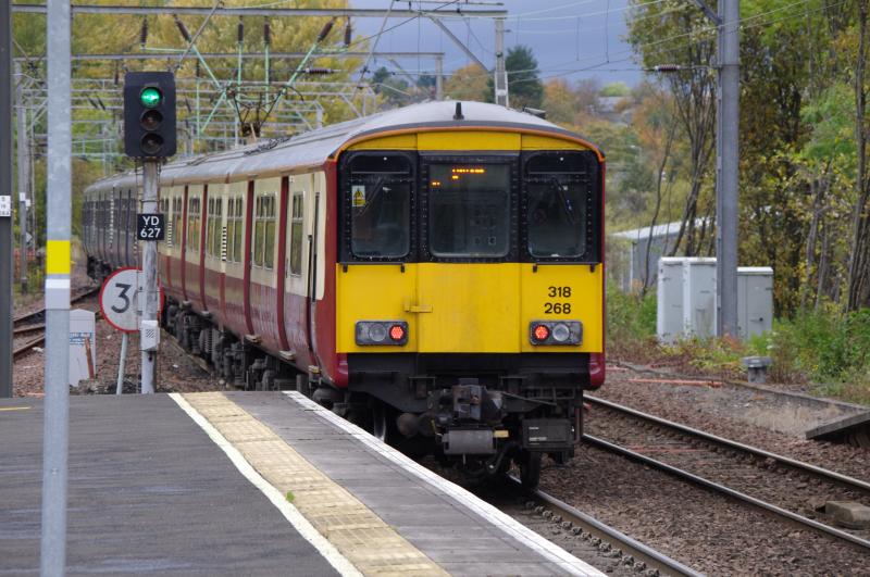 Photo of 318268 320302 Dumbarton Central 16Oct14