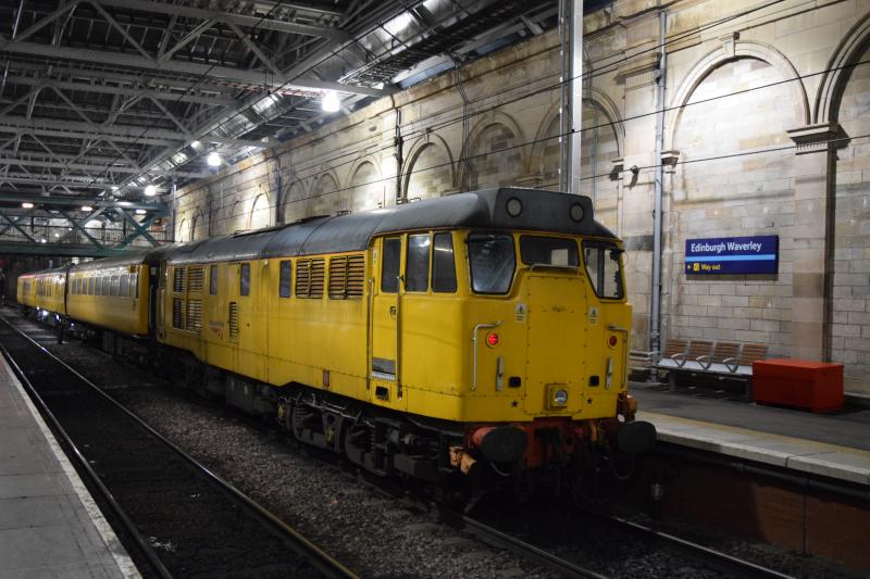 Photo of 31465 at Edinburgh Waverley