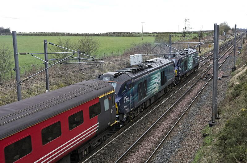 Photo of 68006 AND 68004 HEAD NORTH AT QUINTINSHILL BRIDGE 13.MARCH 2014 A.jpg