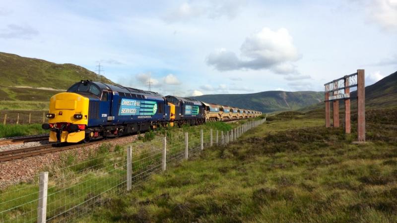 Photo of 37259 + 37602 Ballast at Druimuachdar Summit