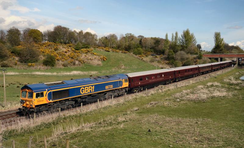 Photo of 66735 passes Lathallan with 1H85 for Fort William.