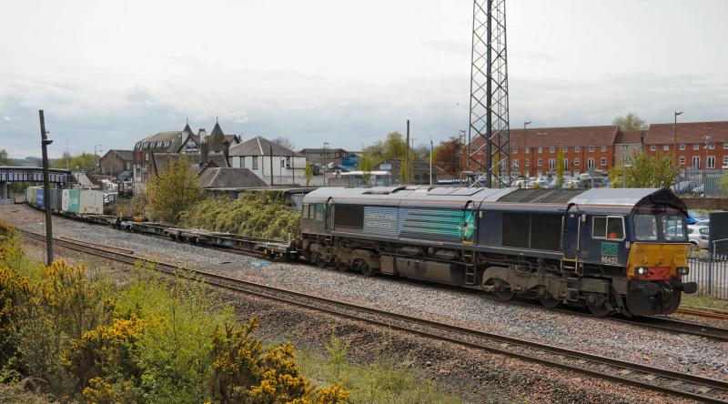 Photo of 66433 passes Larbert with 4A13 for Aberdeen.