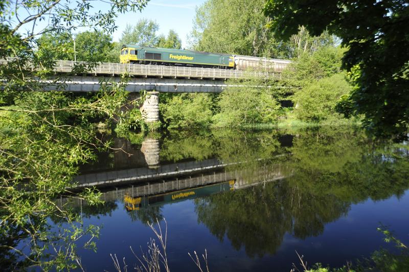 Photo of 66616 crosses the River Tay at Perth