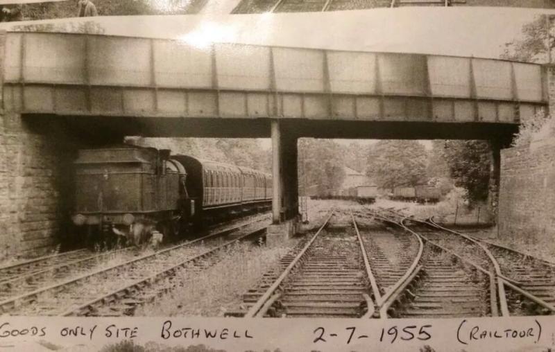 Photo of V1/V3 with train at Bothwell