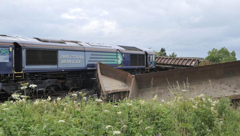 Photo of 66428 & a scattering of Wagons