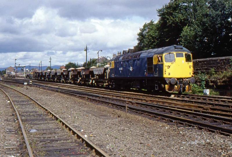 Photo of 26042 shunts the afternoon Ballast at Larbert.jpg