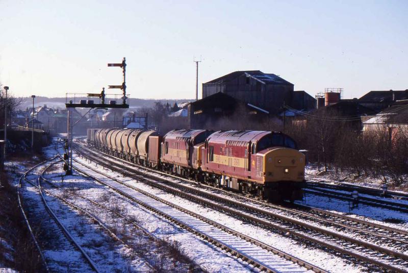 Photo of 37670 and 37416 power through Larbert on 17 february 2000 with the daily Mossend-Inverness freight.jpg