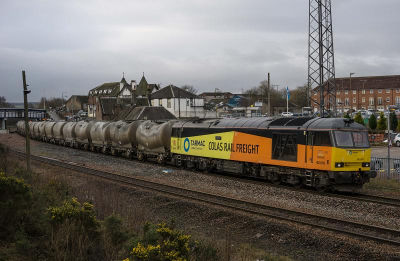 Photo of 60076 passes Larbert with 6A65 for Aberdeen. 31.04.16