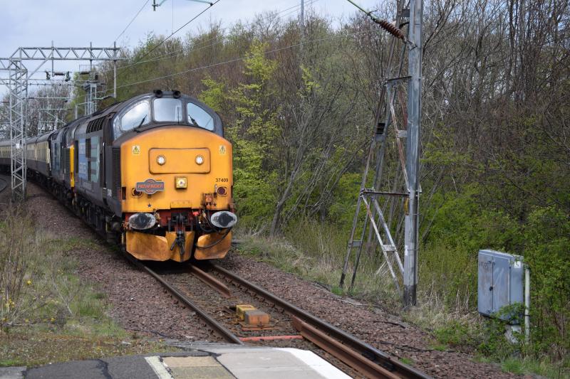 Photo of DRS Class 37s 37409 & 37610 Dumbarton East 25 April 2016