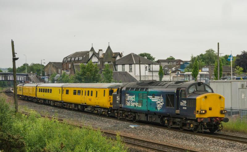 Photo of 37059 passes Larbert with 1Q77 for Inverness. 11.6.16