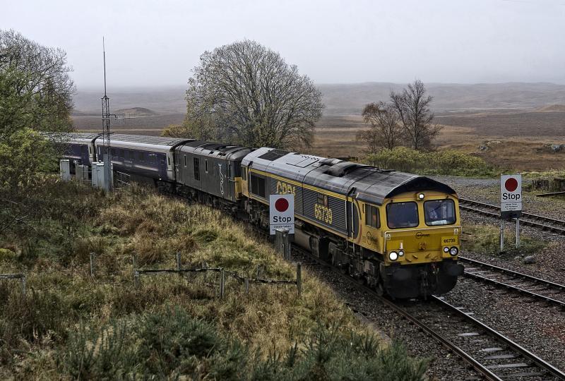 Photo of 66739 AND 73967 ARRIVE WITH THE LATE RUNNING  SLEEPER AT RANNOCH 29.10.16.jpg