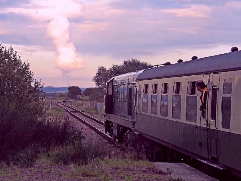 Photo of D8020 departs Kinneil Halt