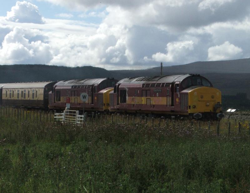 Photo of NORTHERN BELLE - 5Z37 approaching Brora