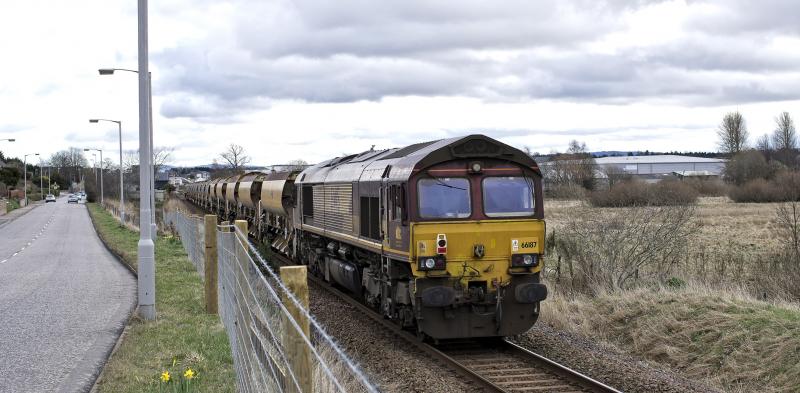 Photo of 66187 WITH 171 UP FRONT ELGIN WEST 19.3.17.jpg