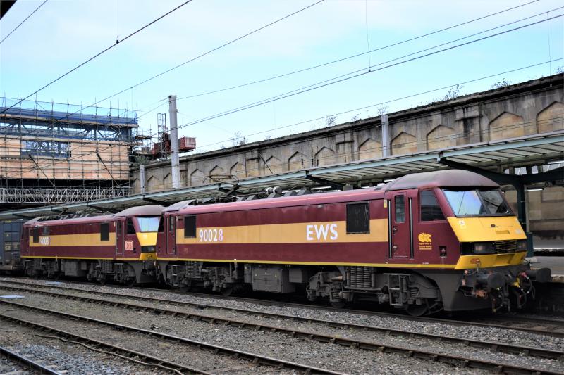 Photo of Class 90s on Mossend-Daventry 20.4.17