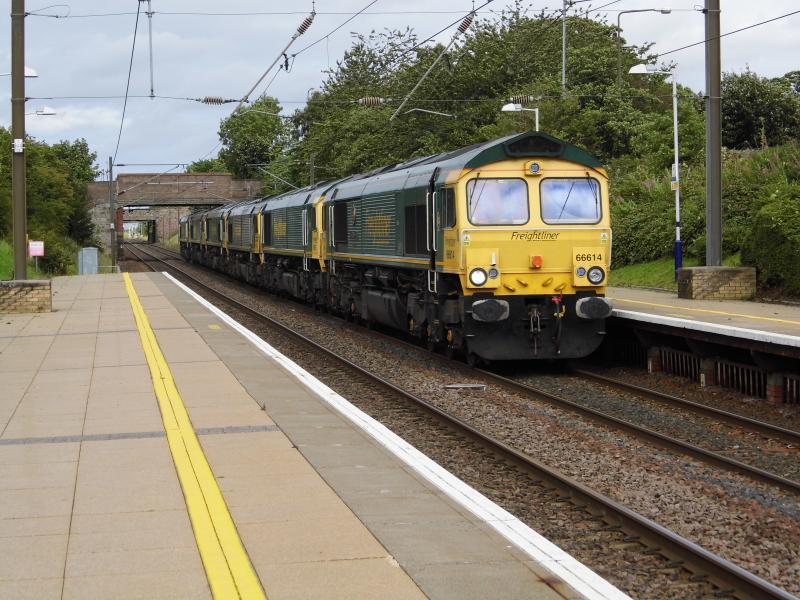 Photo of 6 loco Freightliner convoy